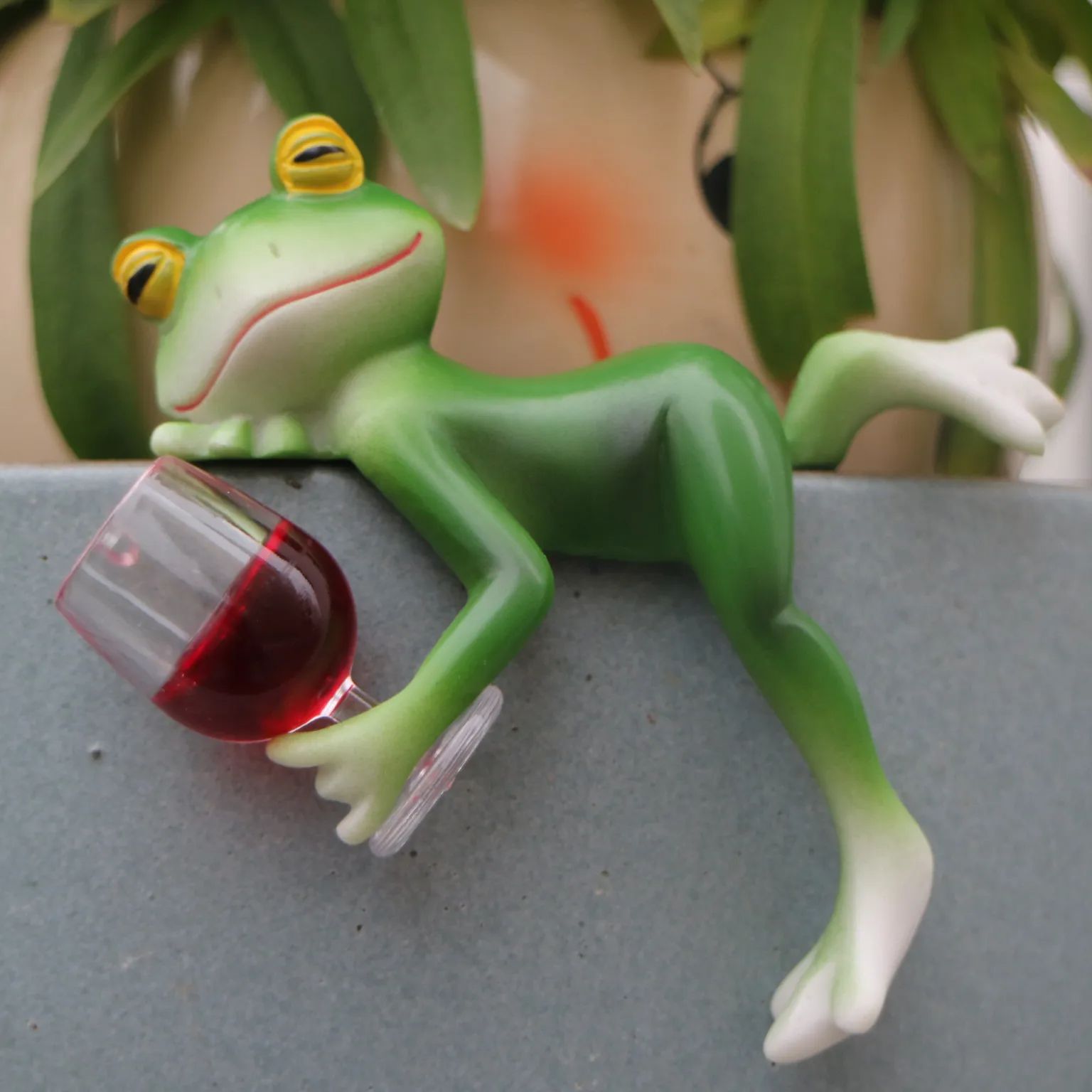 A delightful green frog and wi - Terrarium Glass Bottle 评论和价格