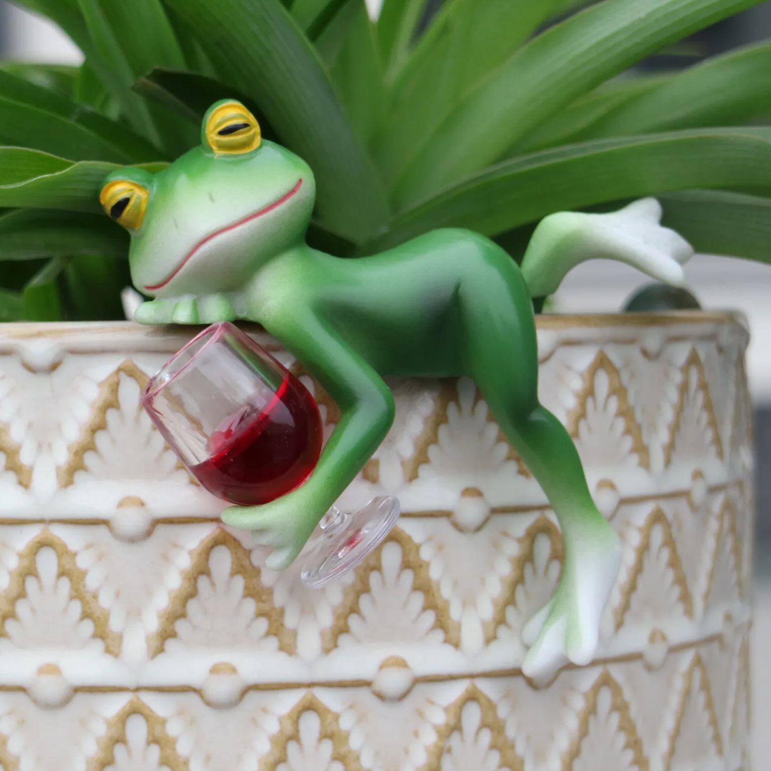 A delightful green frog and wi - Terrarium Glass Bottle 评论和价格